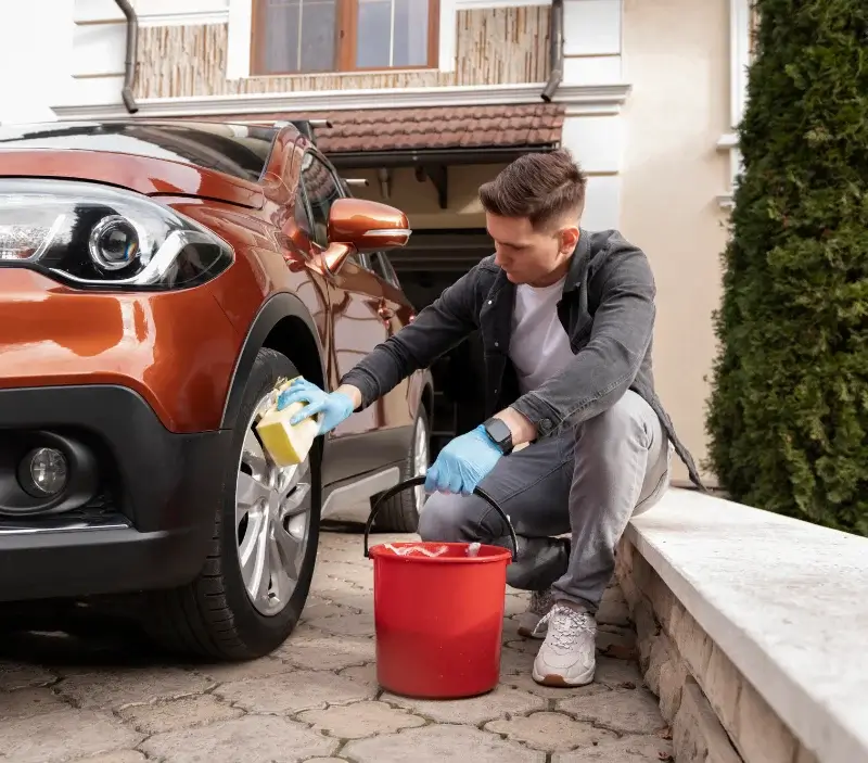 Lavage auto à domicile Dommartin-lès-Cuiseaux : professionnel intervenant sur un véhicule